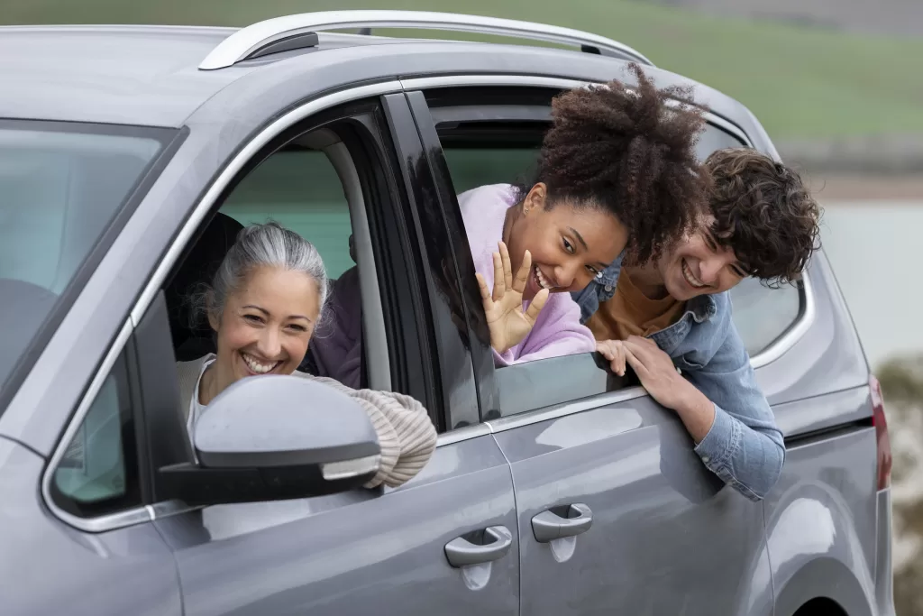 Familia Apreciando As Vistas Em Uma Viagem De Carro 1024x683